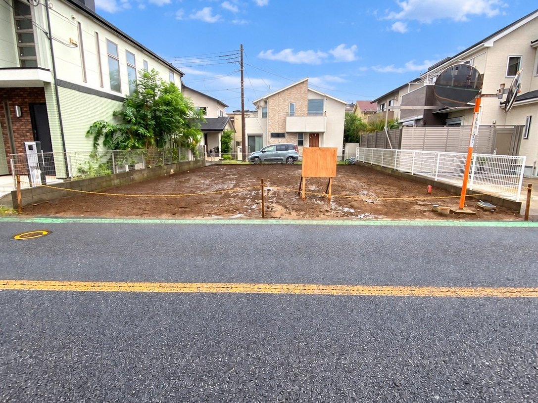 前面道路の向かいから見た敷地の正面。現況は更地