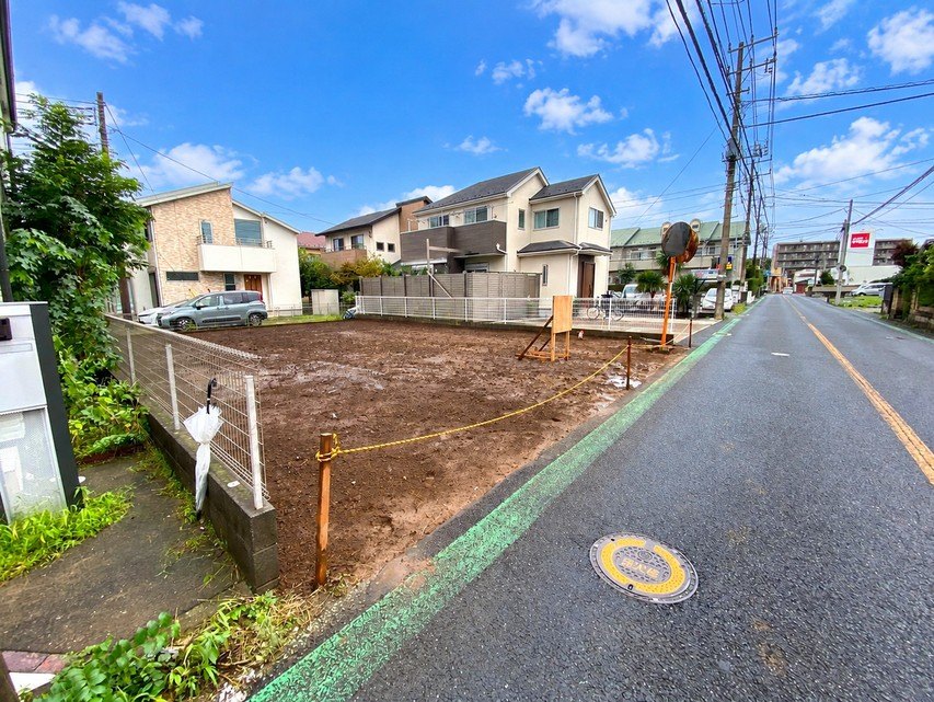 前面道路沿いから見た敷地