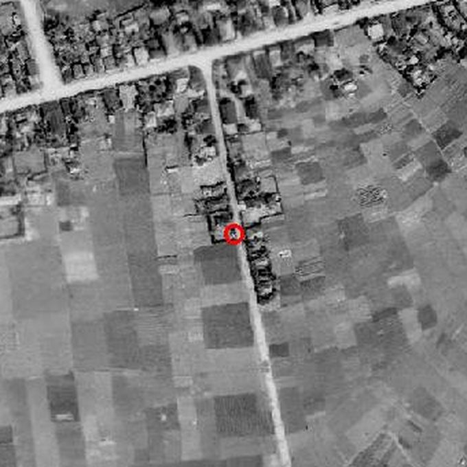 1945〜50年頃の航空写真。前面道路沿いに家が並び、まわりは畑
